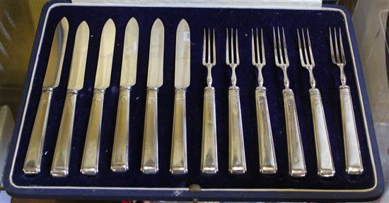 Silver handle cased cutlery